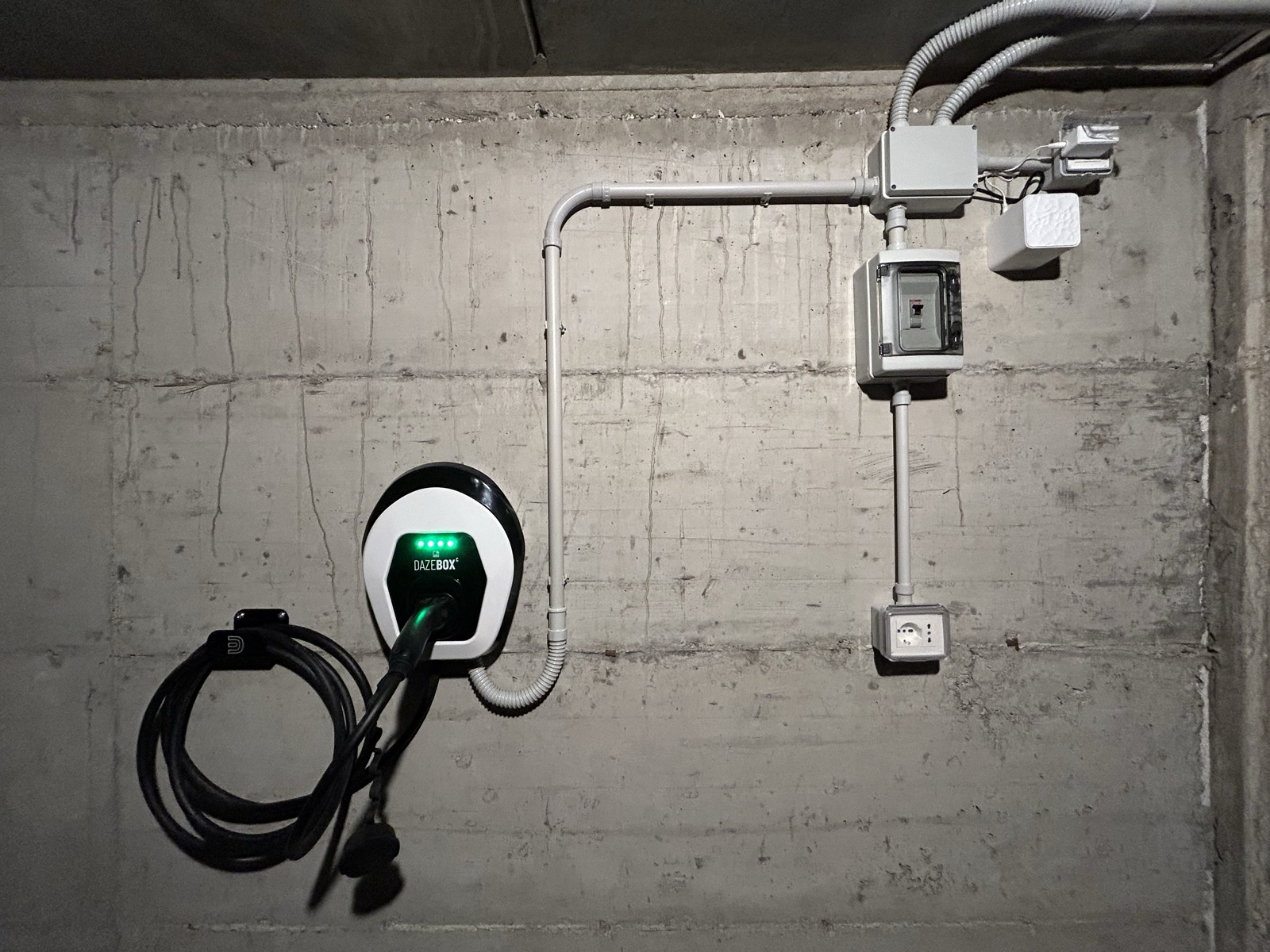 Colonnina ricarica auto elettrica